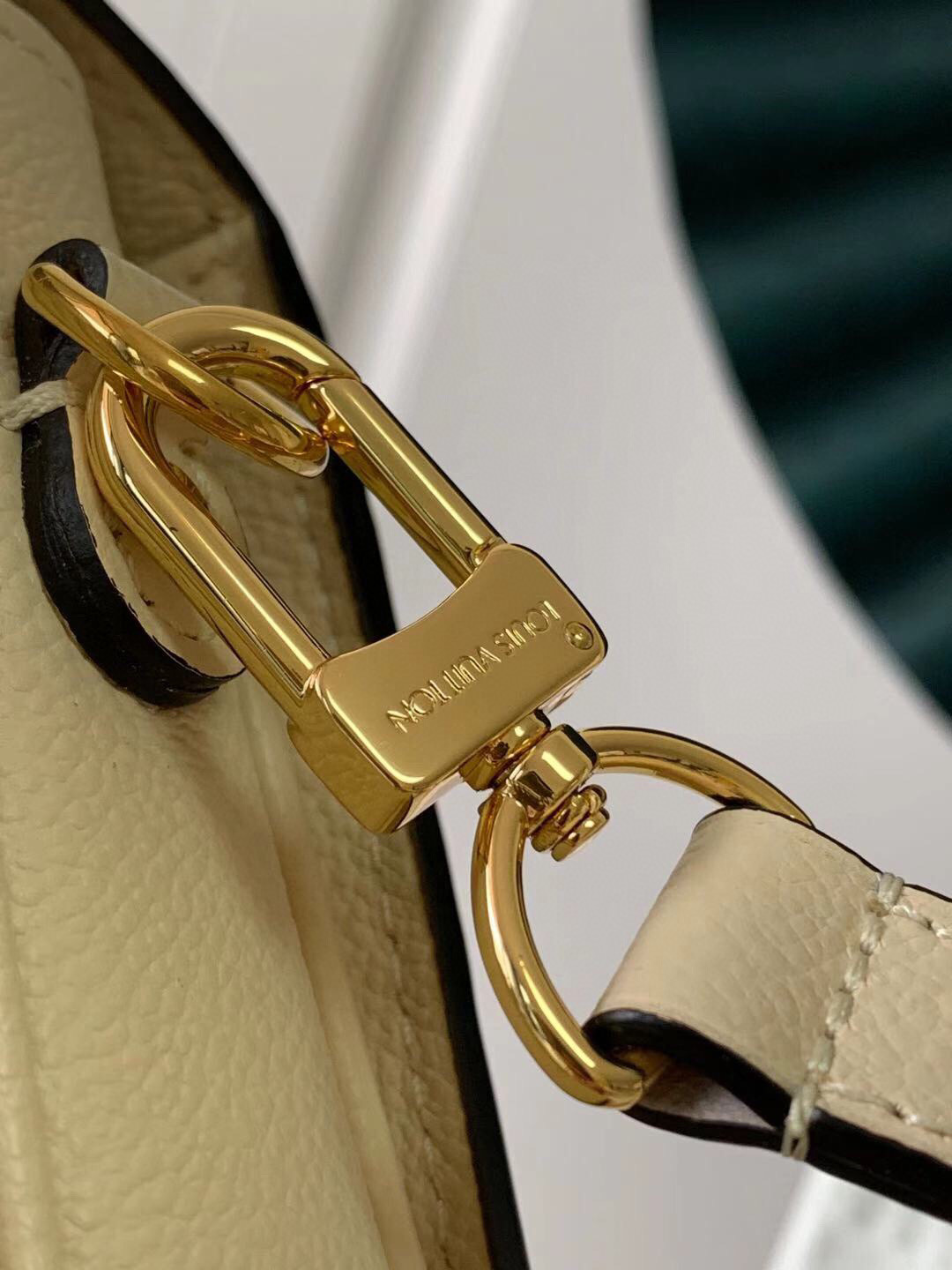 l**is V*t*n pochette metis