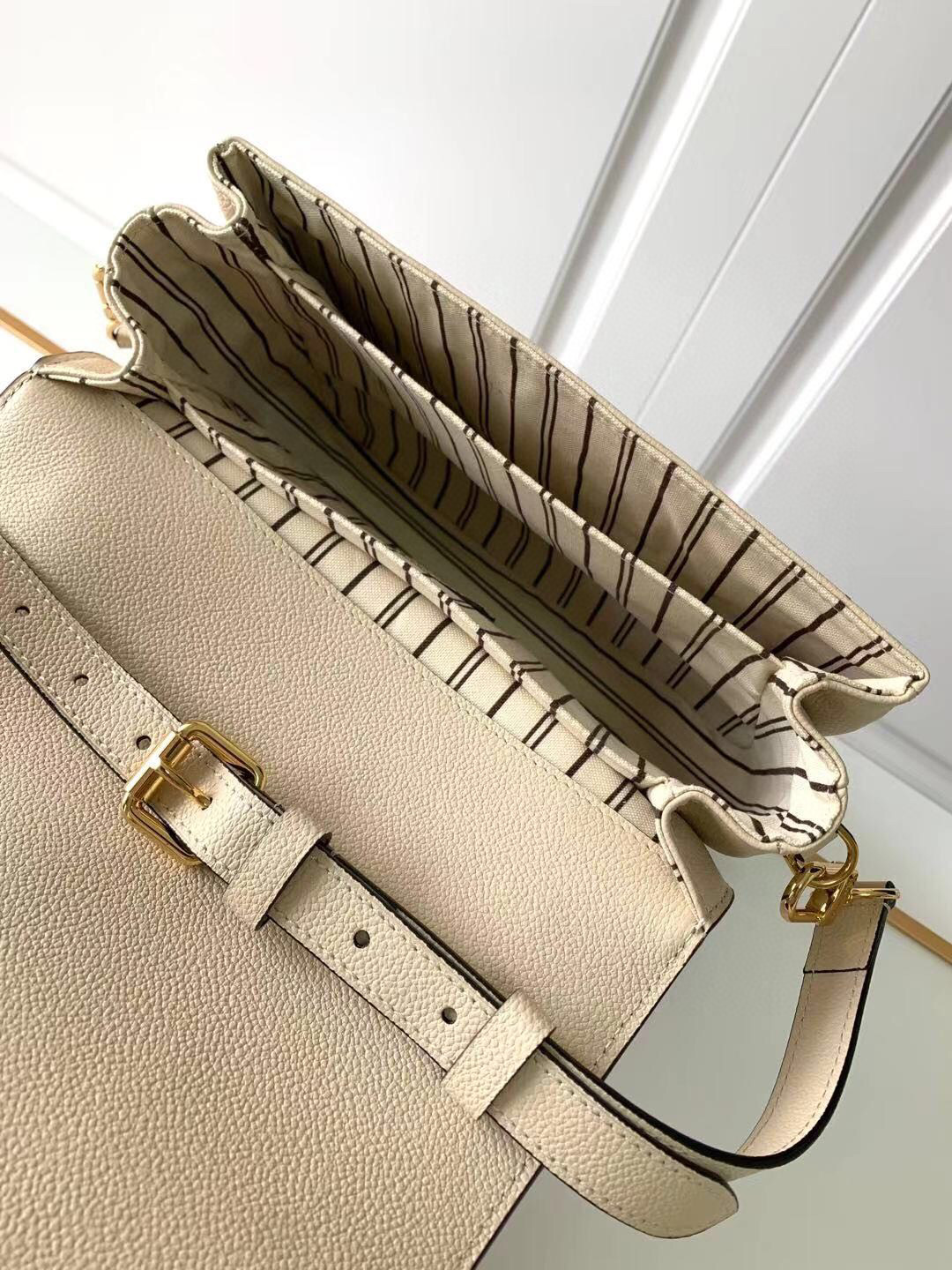 l**is V*t*n pochette metis