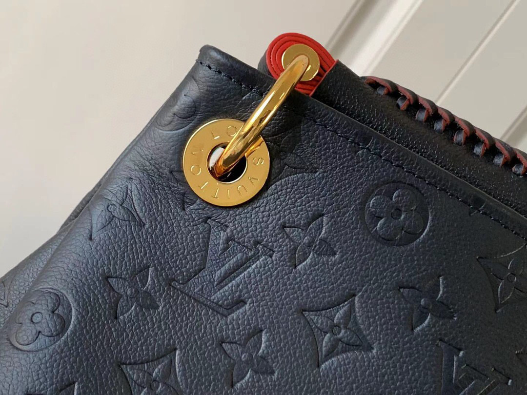 l**is V*t*n artsy navy blue