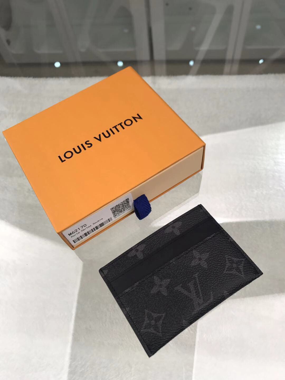 l**is V*t*n card holder