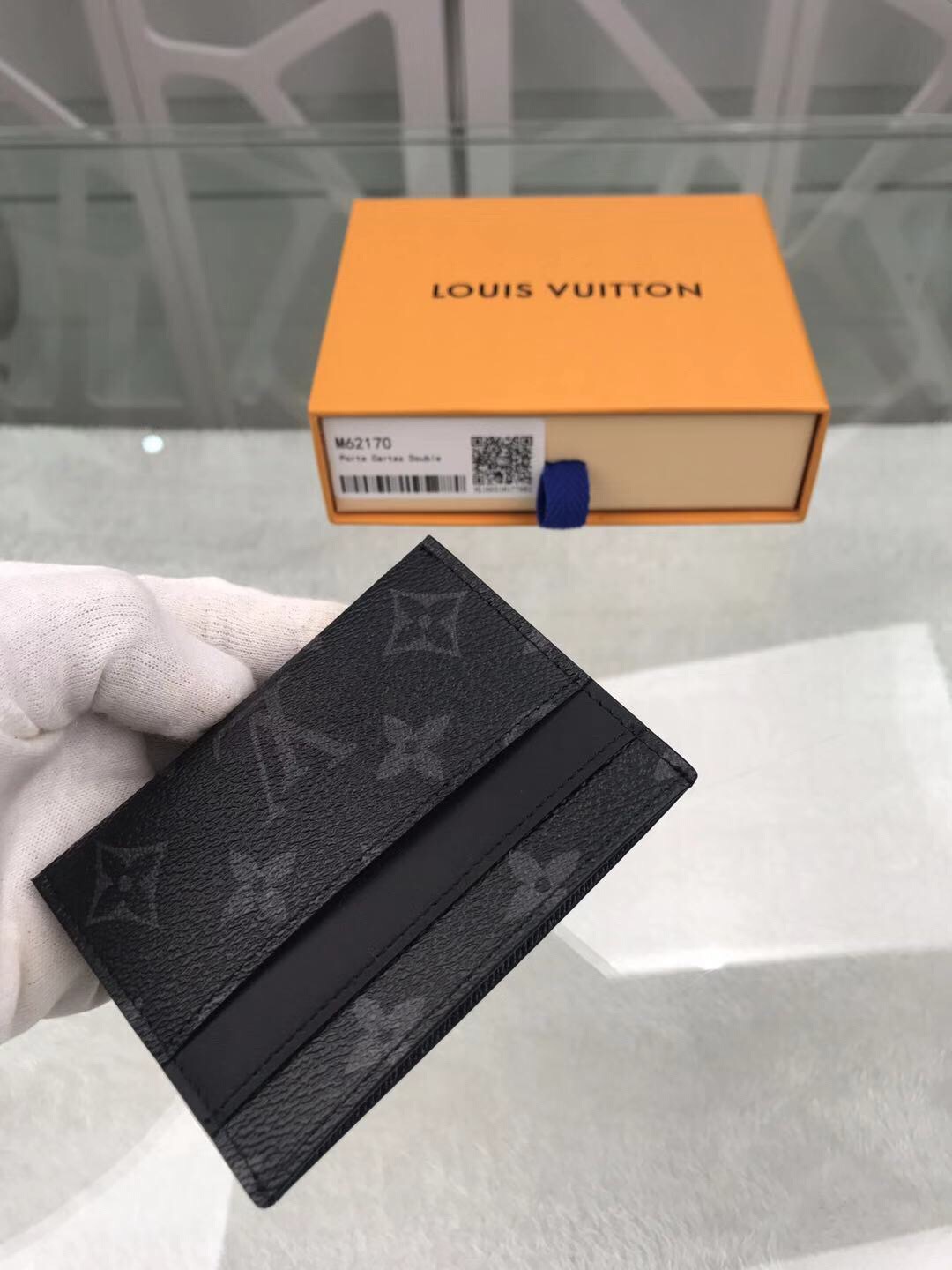 l**is V*t*n card holder