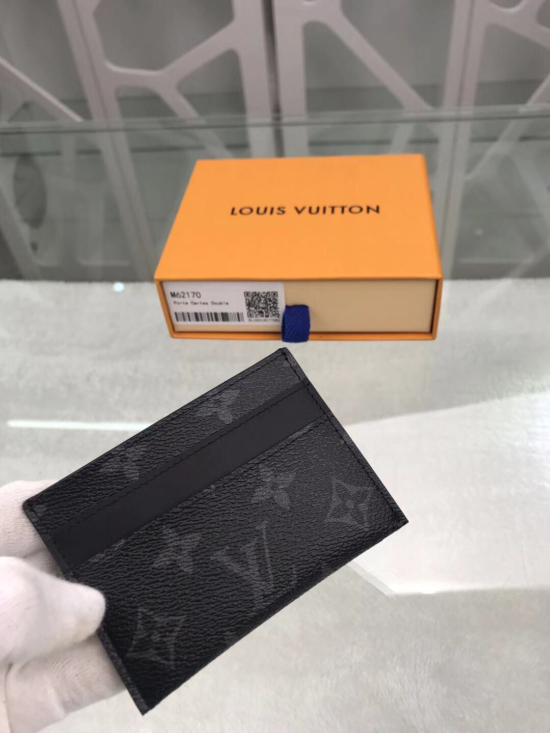 l**is V*t*n card holder