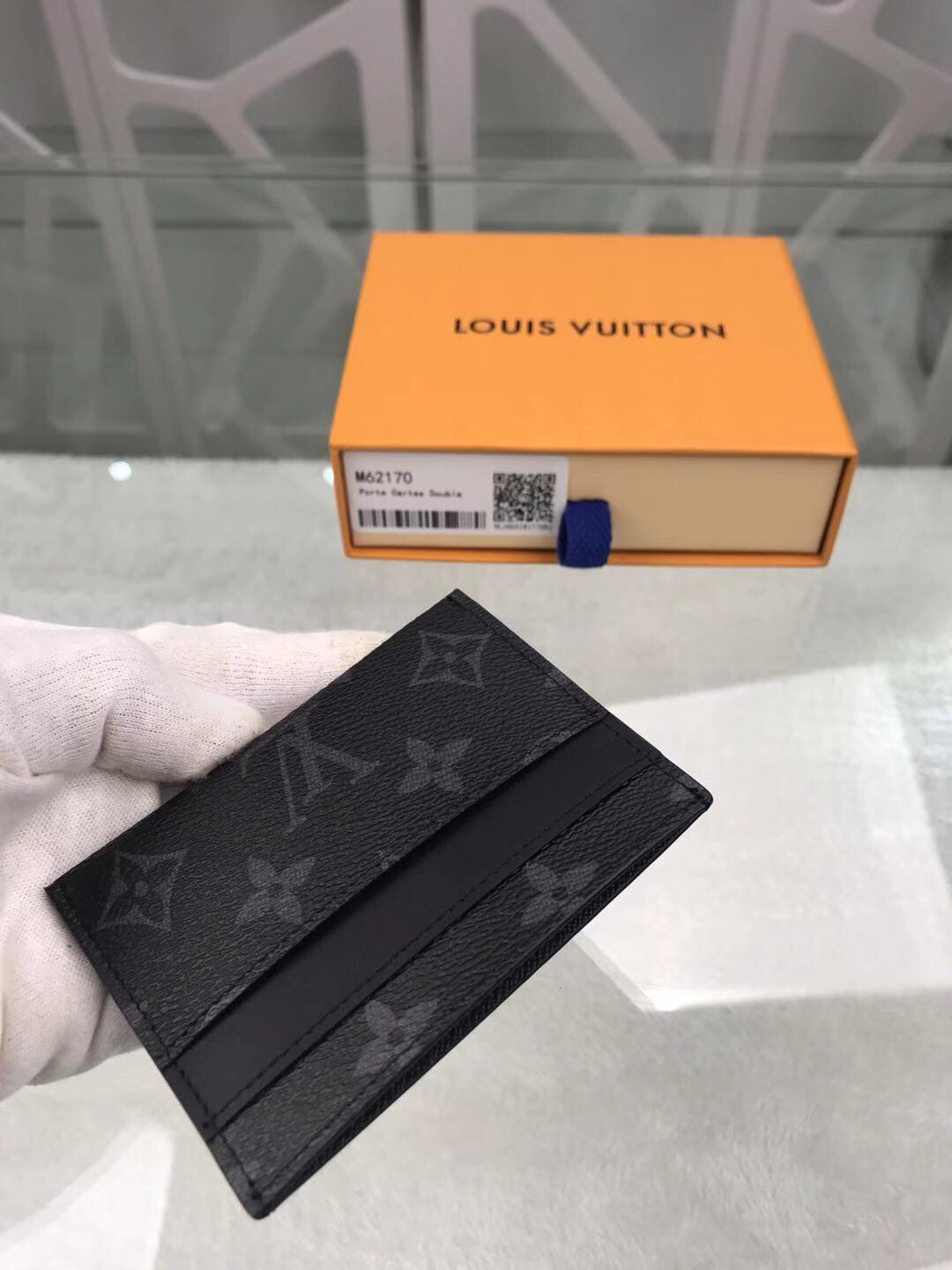 l**is V*t*n card holder