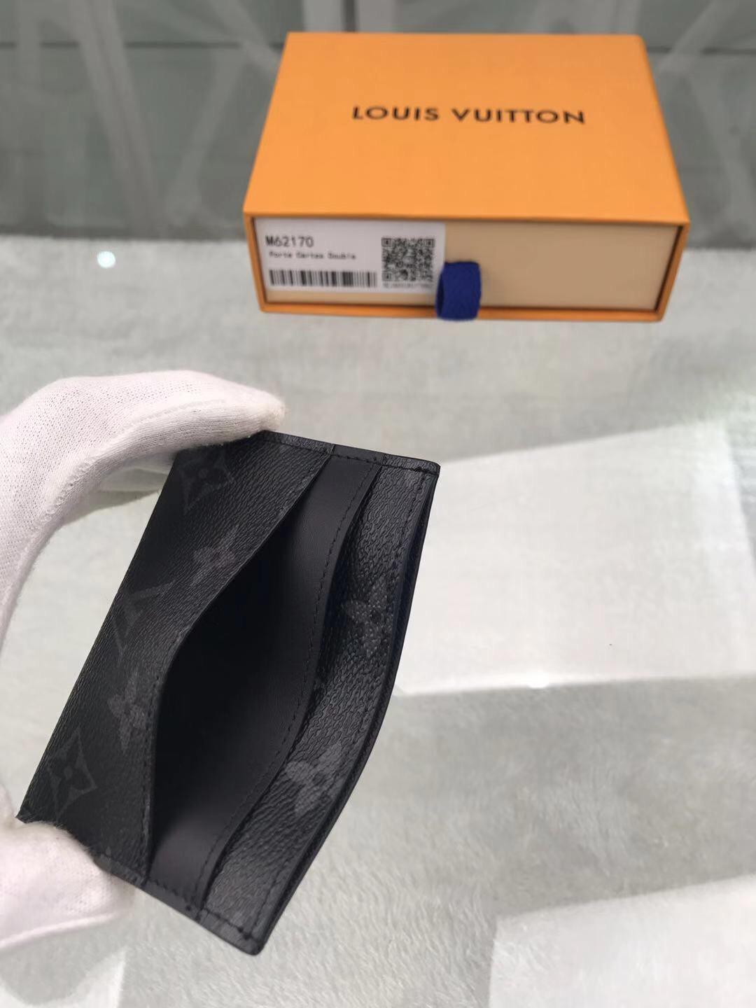 l**is V*t*n card holder