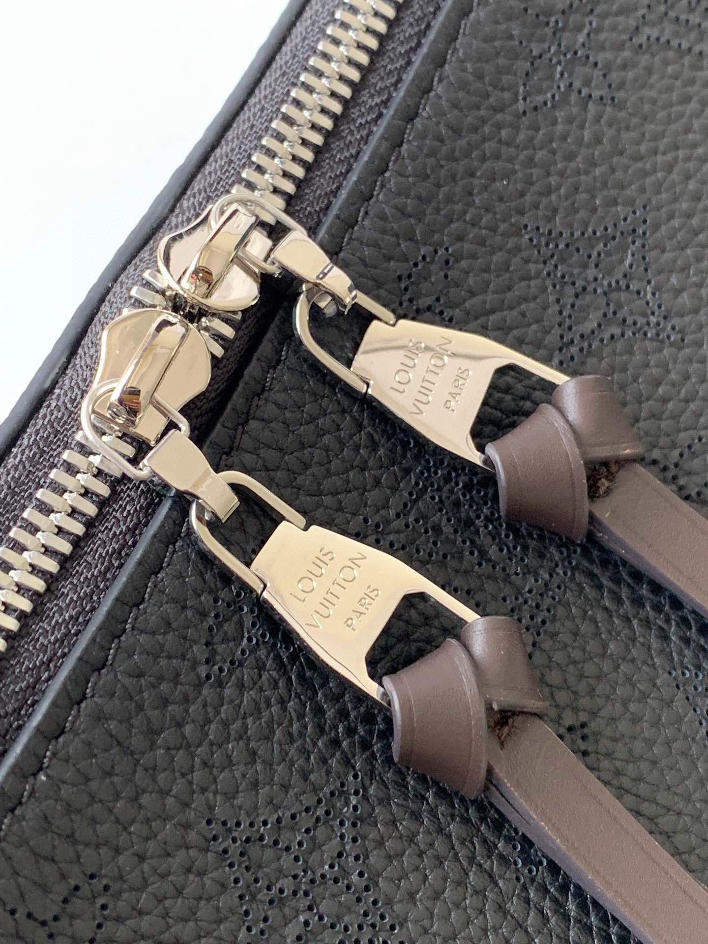 l**is V*t*n beaubourg hobo mm
