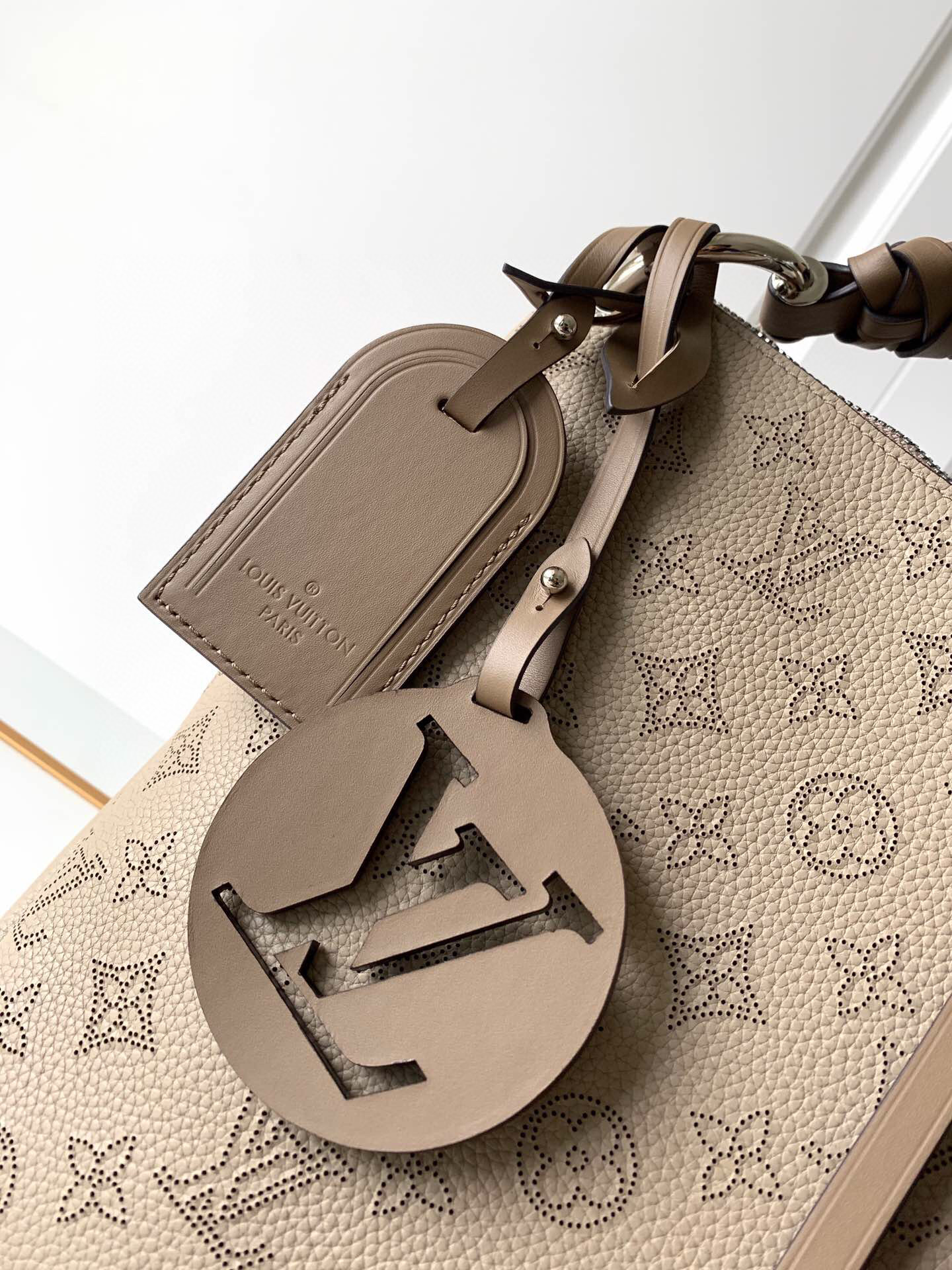 l**is V*t*n beaubourg hobo mm
