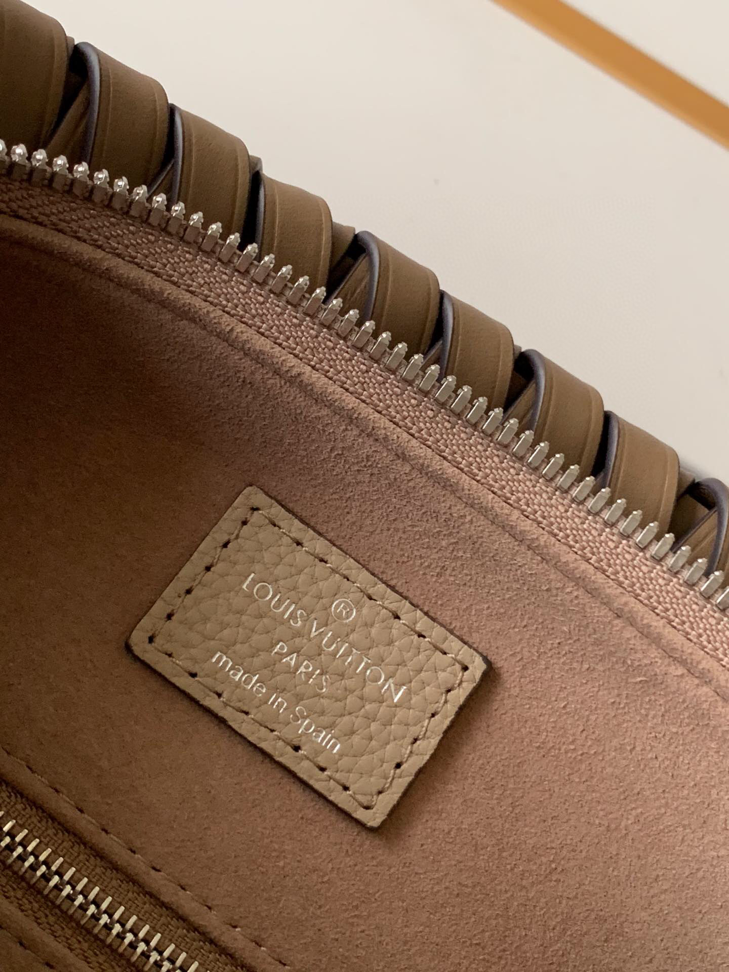 l**is V*t*n beaubourg hobo mm