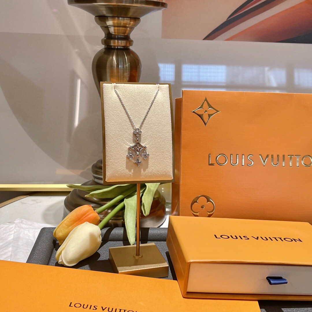 l**is V*t*n necklace
