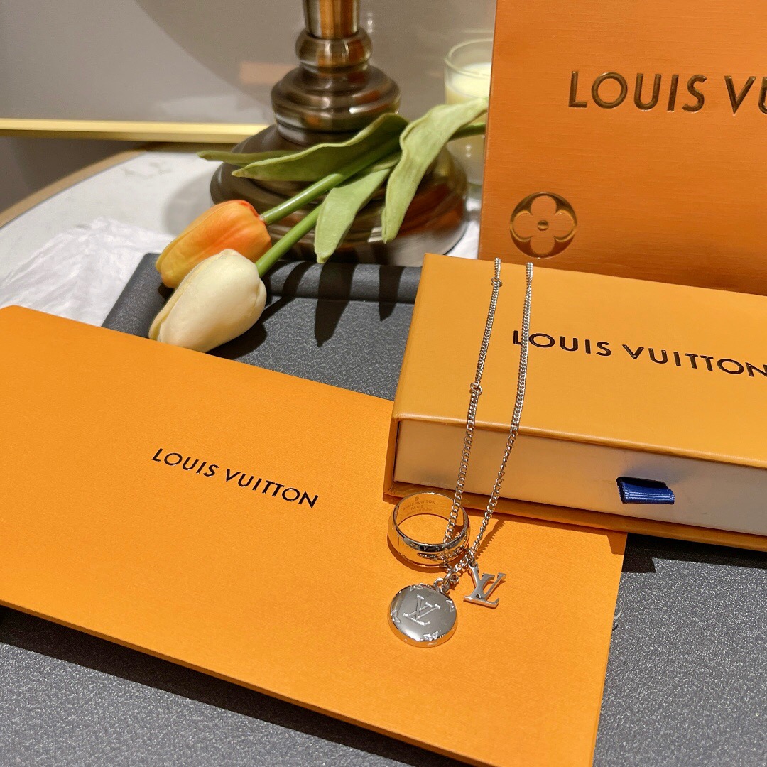 l**is V*t*n necklace