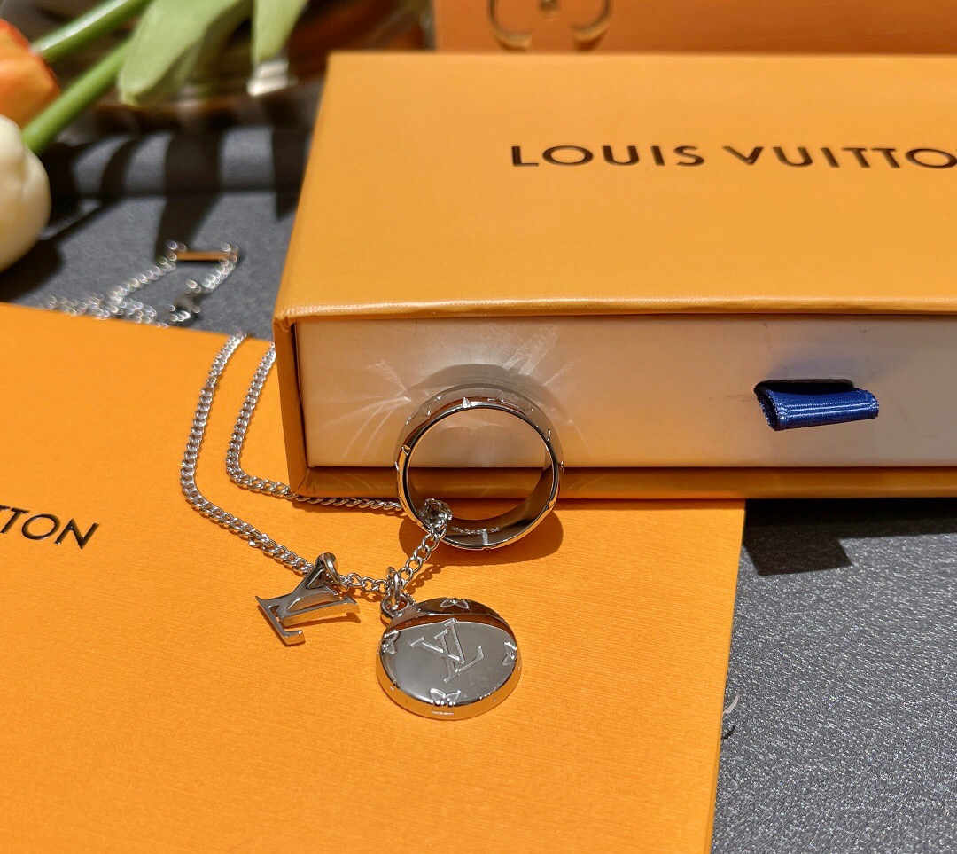 l**is V*t*n necklace