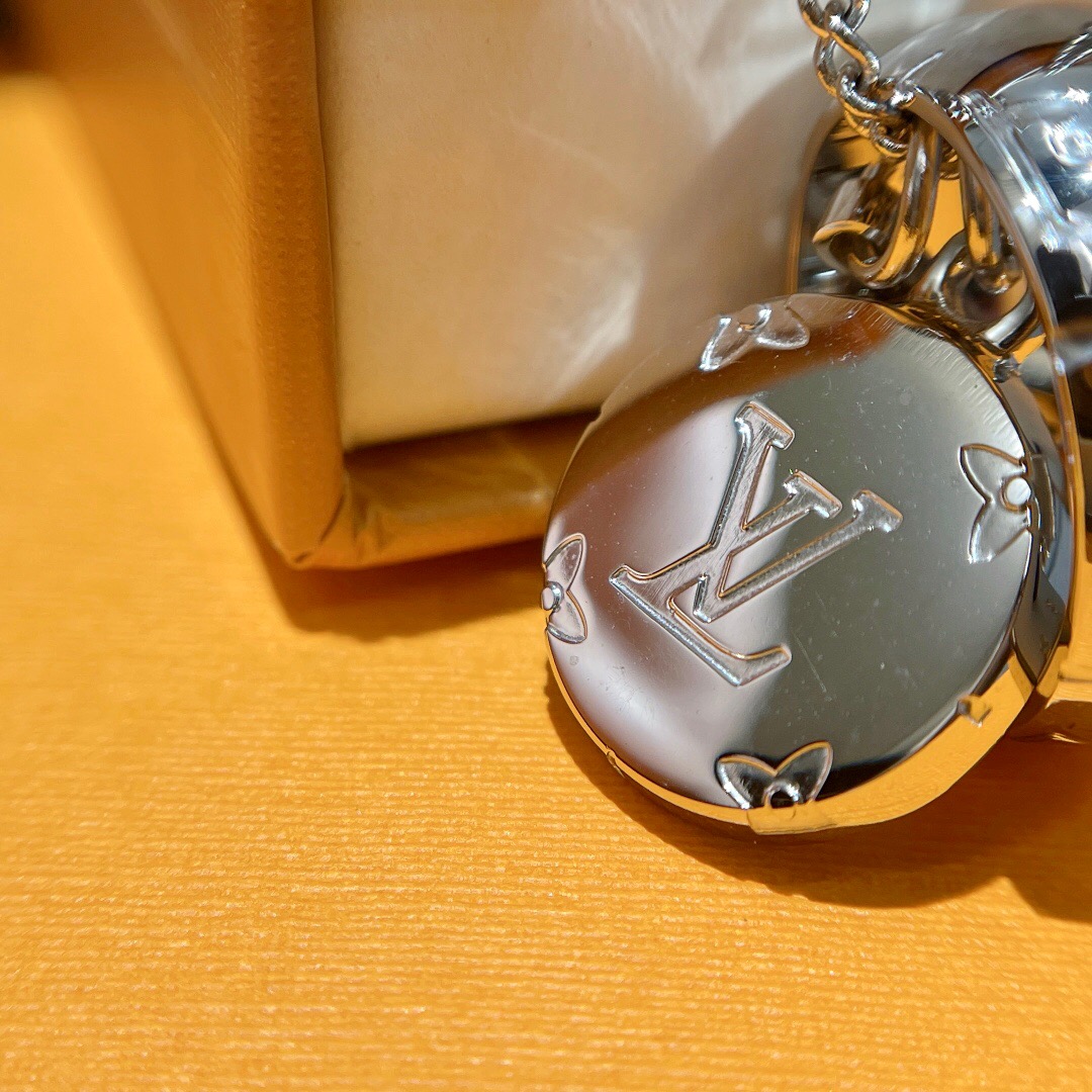 l**is V*t*n necklace