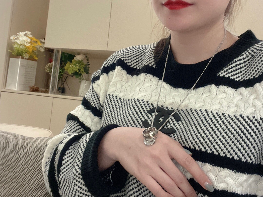 l**is V*t*n necklace
