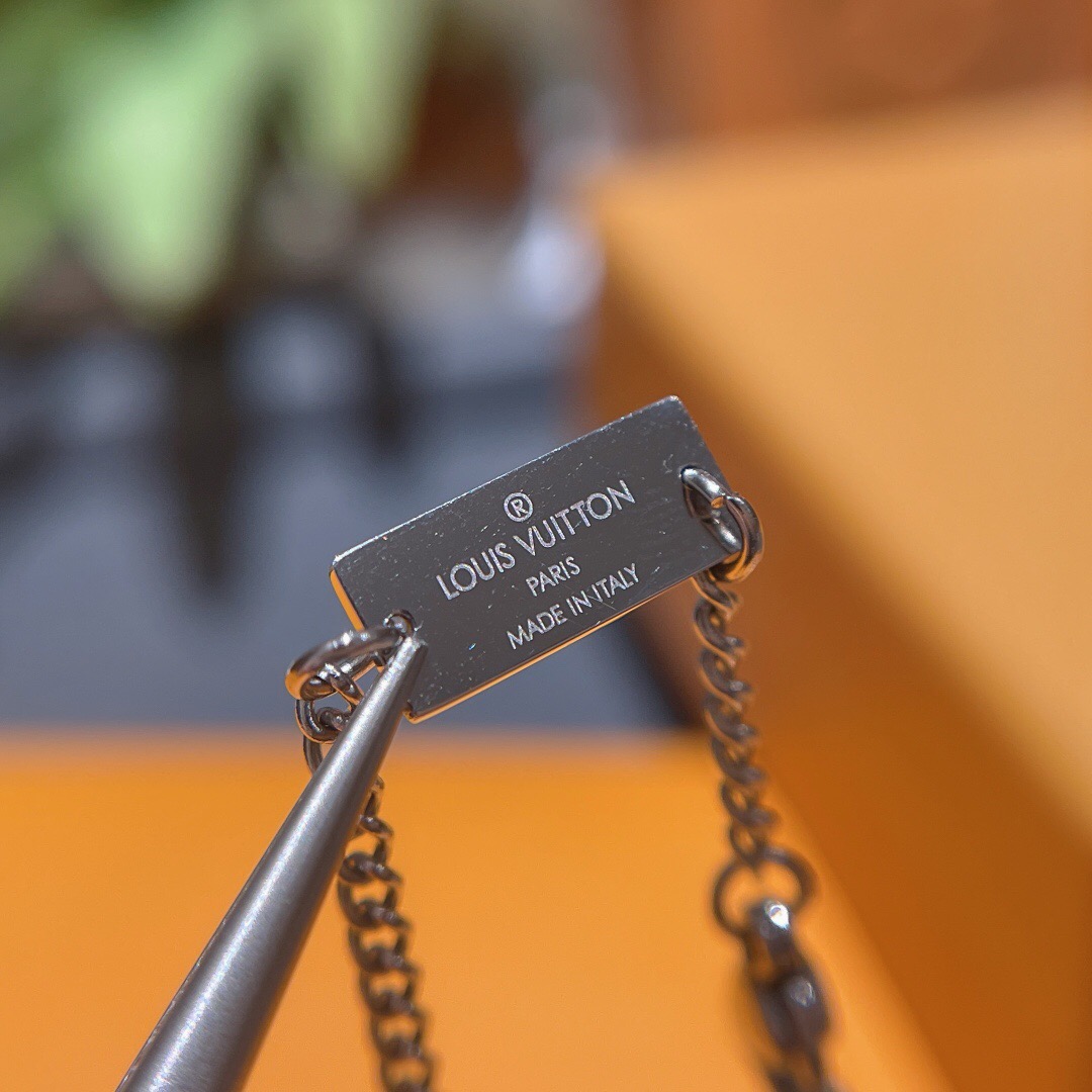 l**is V*t*n necklace
