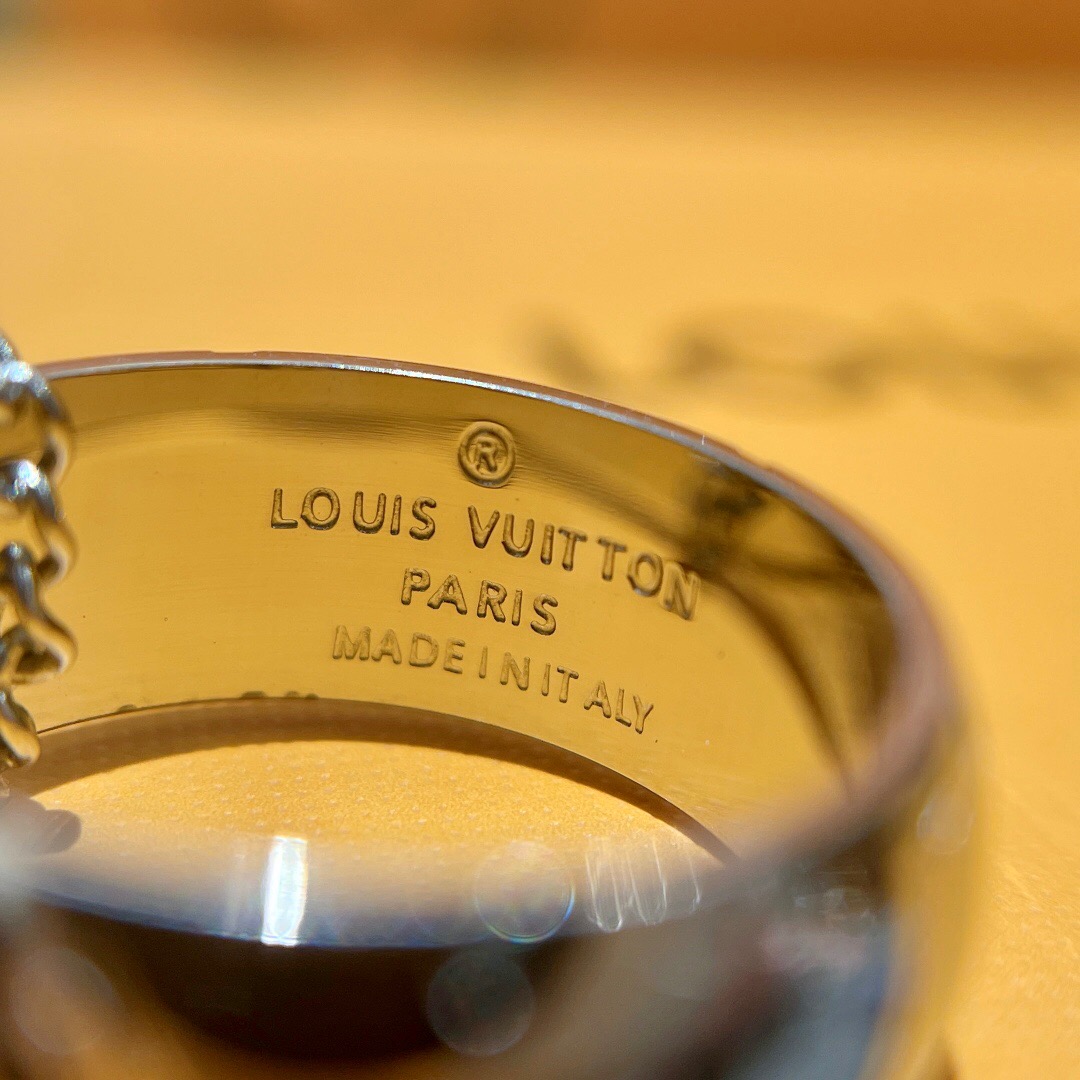 l**is V*t*n necklace