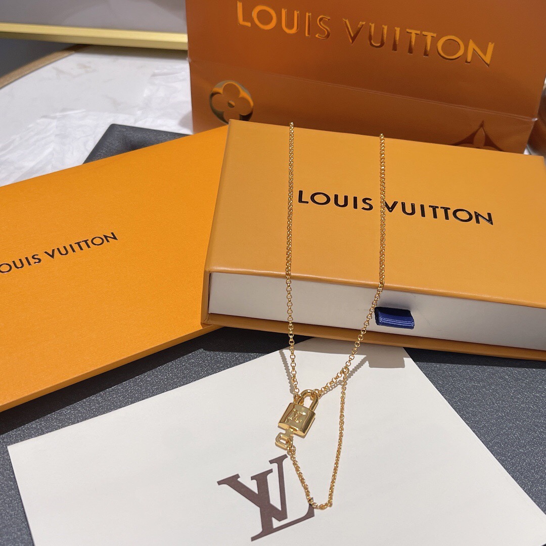 l**is V*t*n necklace