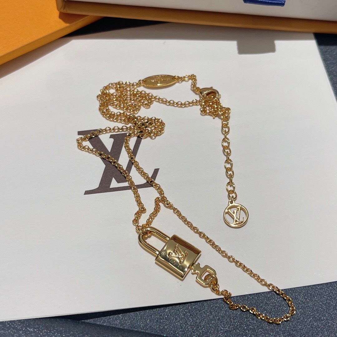 l**is V*t*n necklace