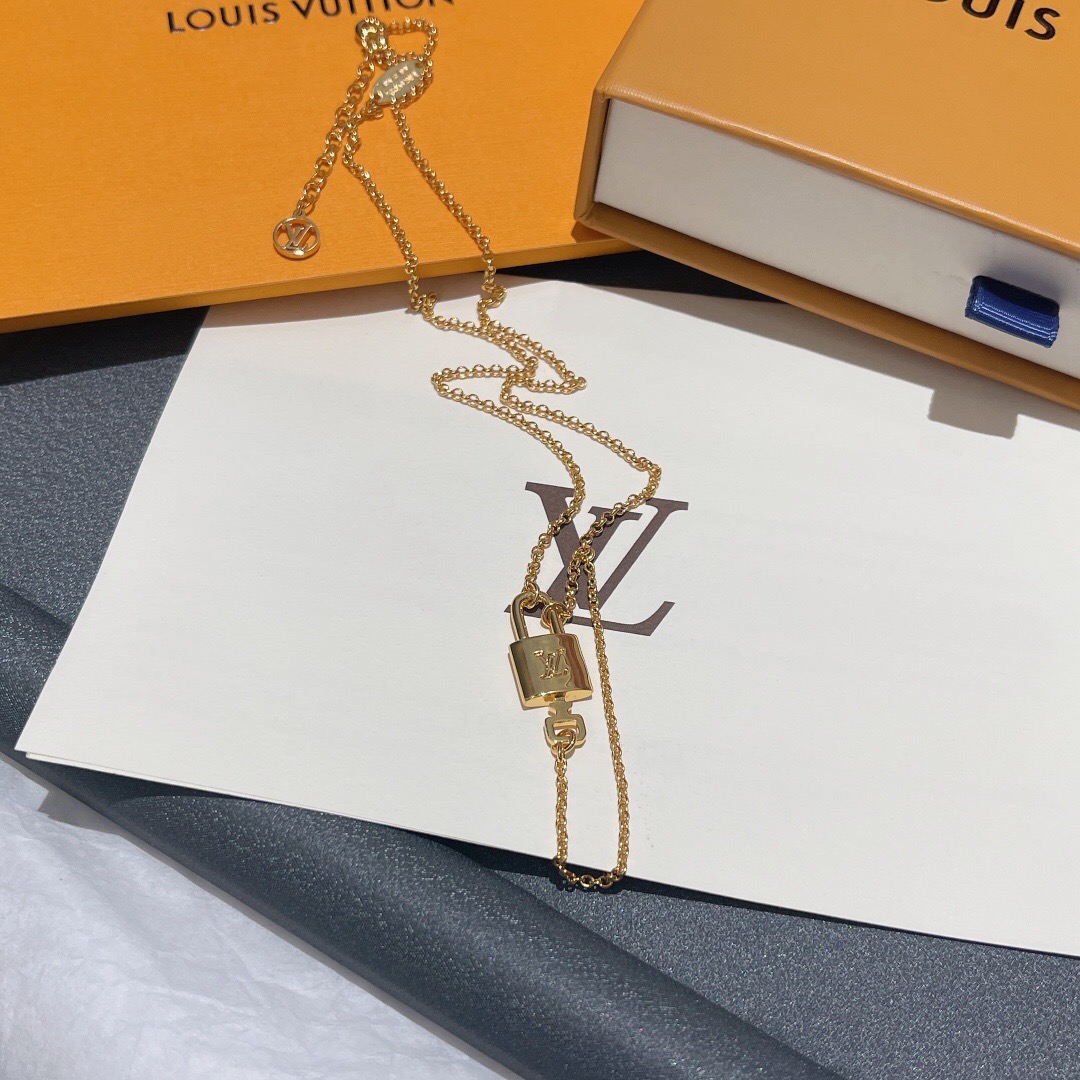 l**is V*t*n necklace