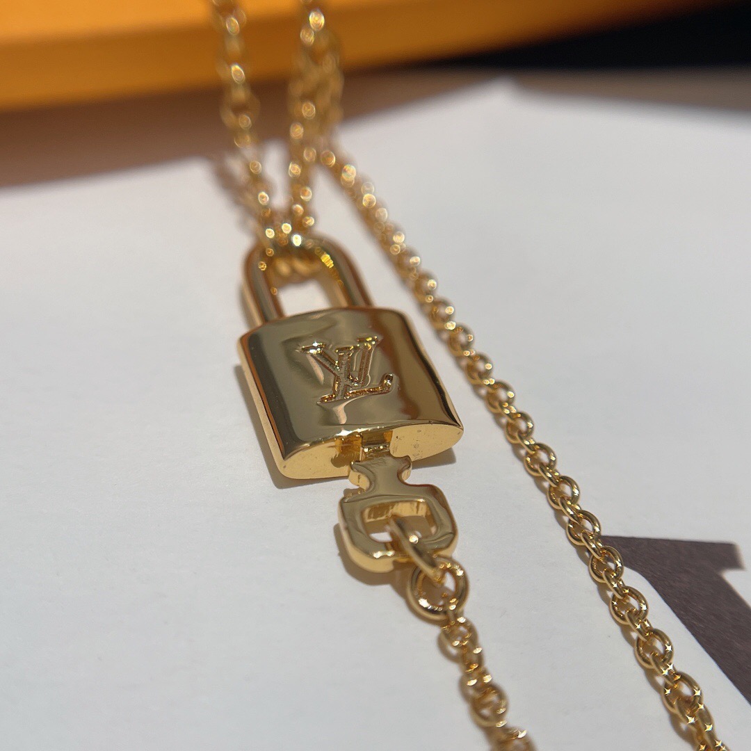l**is V*t*n necklace