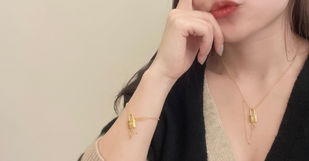 l**is V*t*n necklace