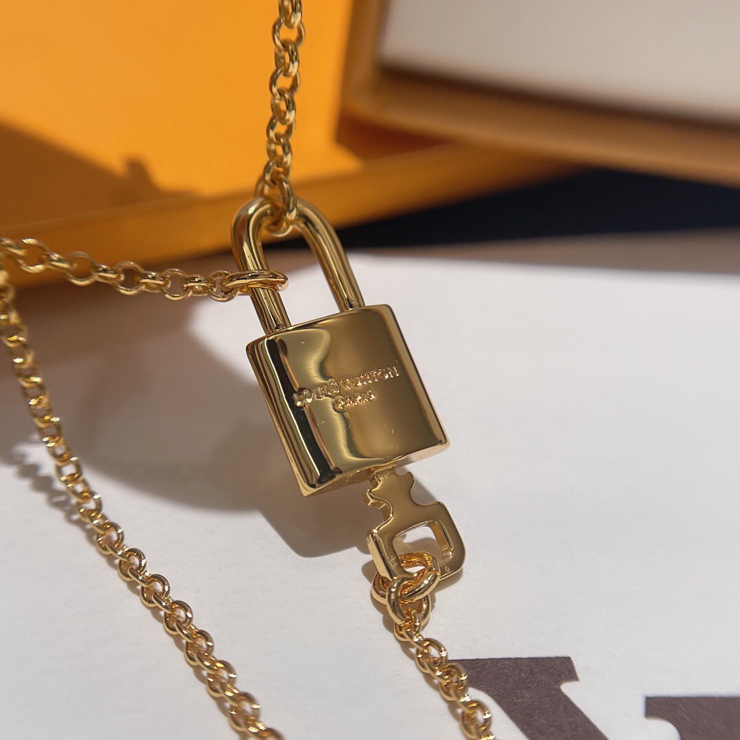 l**is V*t*n necklace
