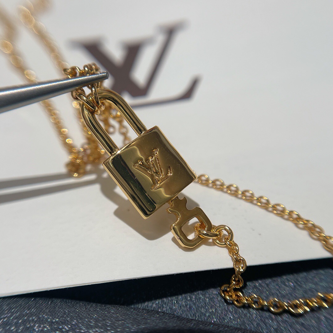l**is V*t*n necklace