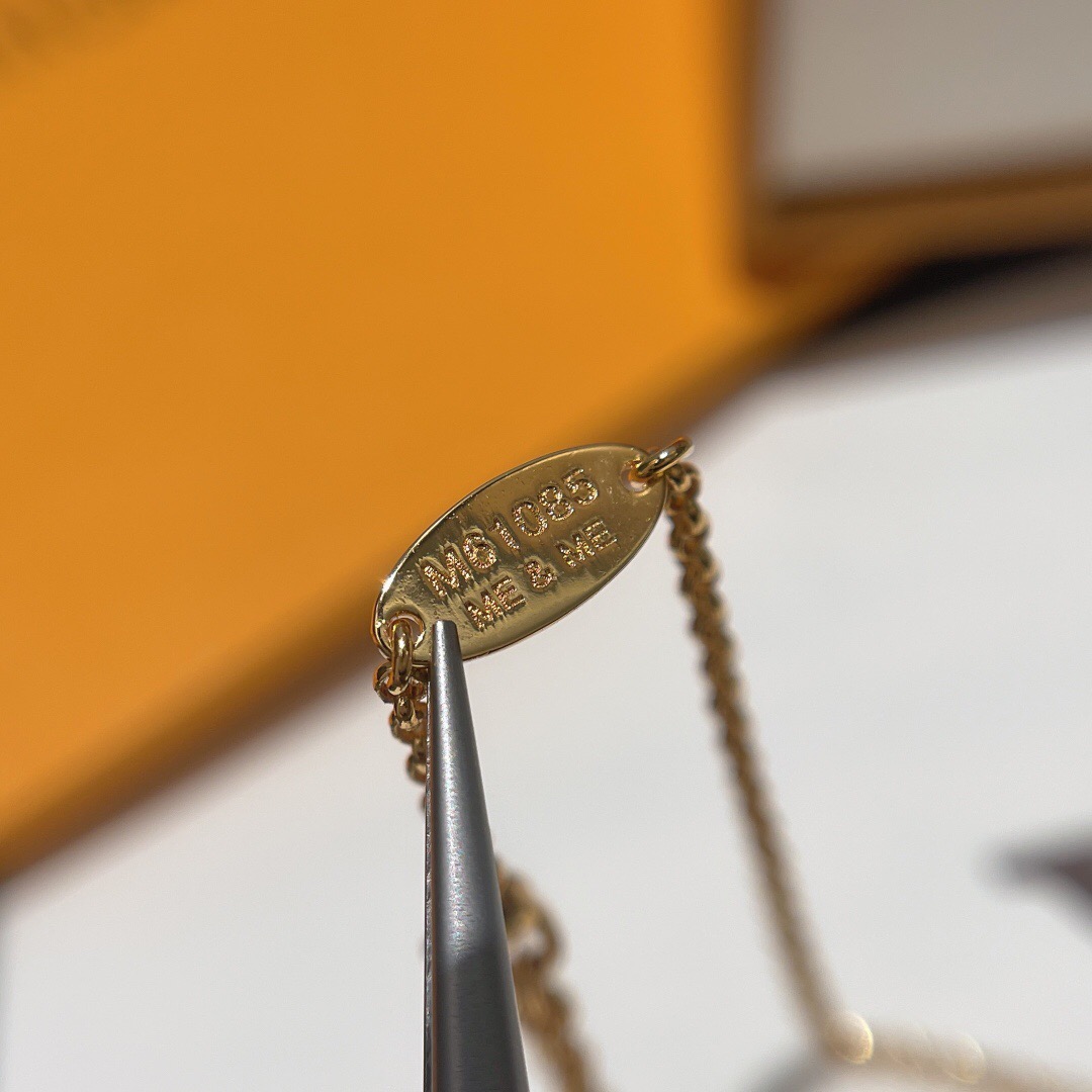l**is V*t*n necklace