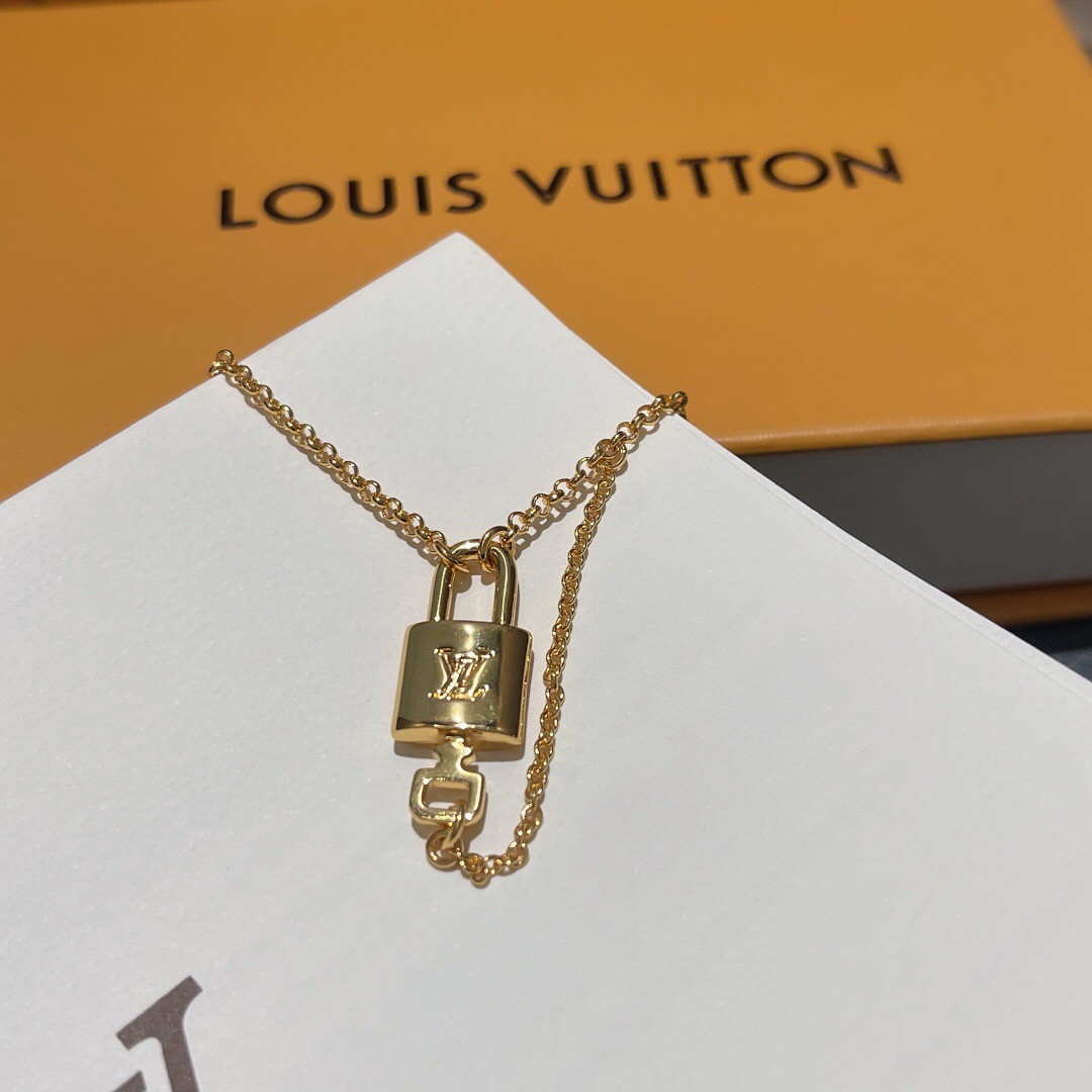 l**is V*t*n bracelet