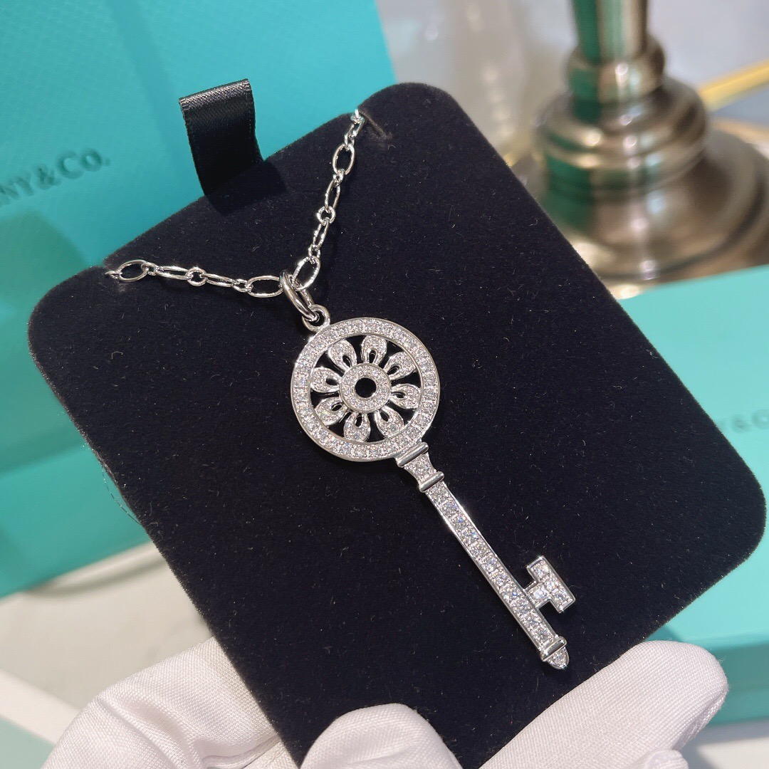 T*f*ny necklace