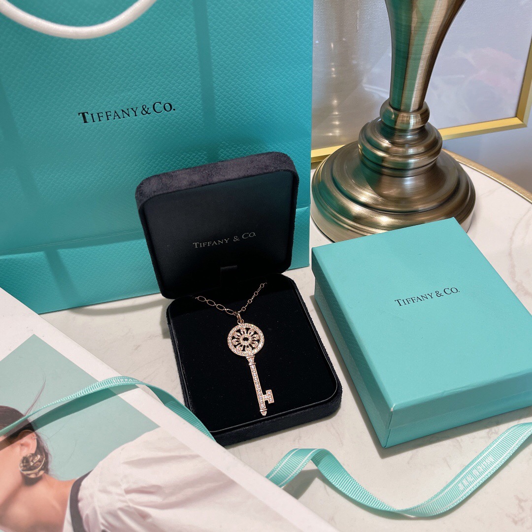 T*f*ny necklace