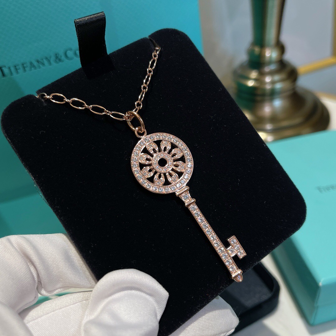 T*f*ny necklace