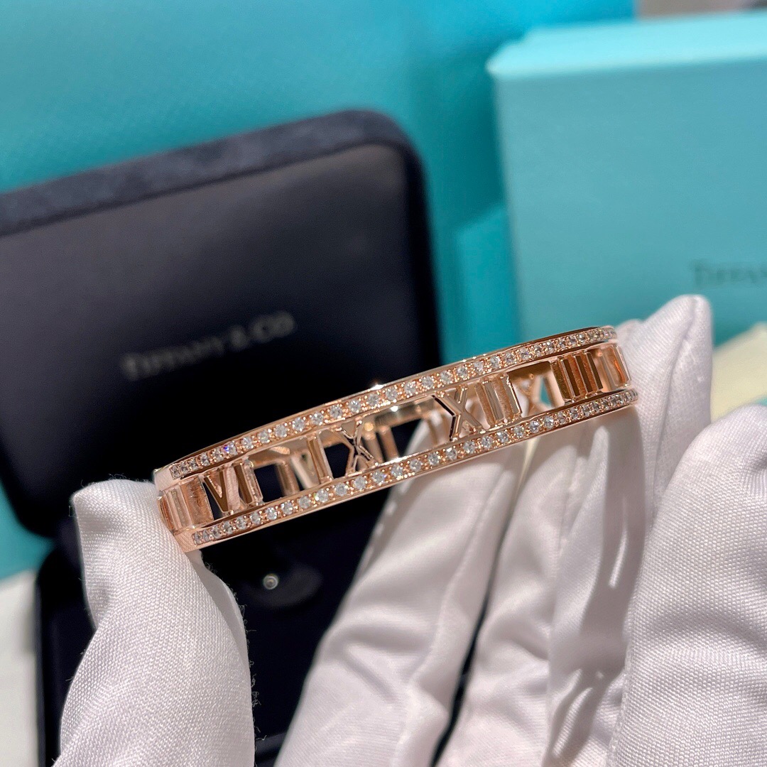 T*f*ny bracelet