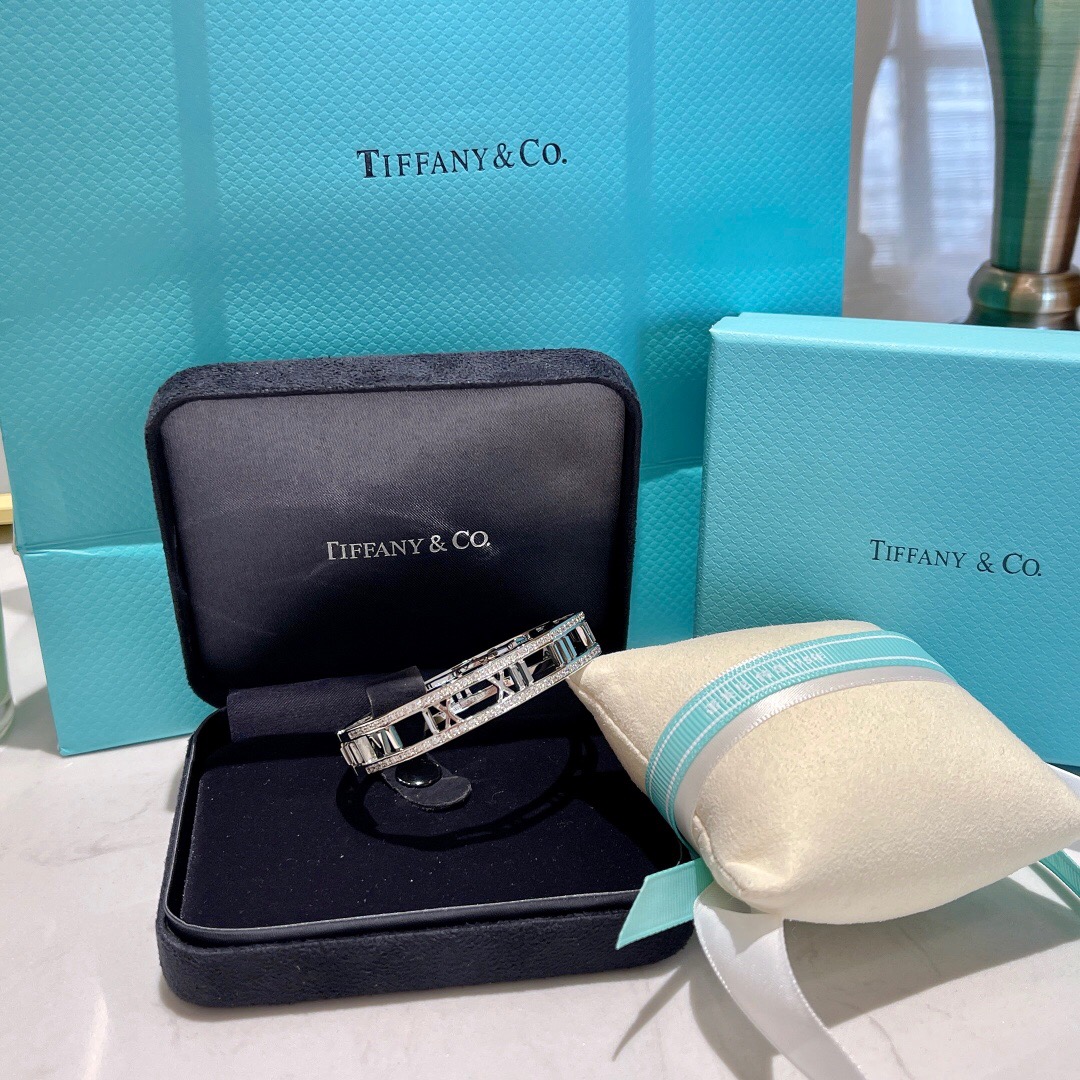 T*f*ny bracelet