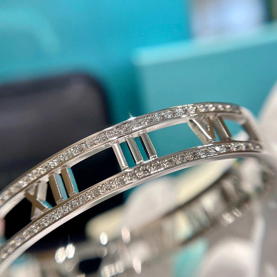 T*f*ny bracelet