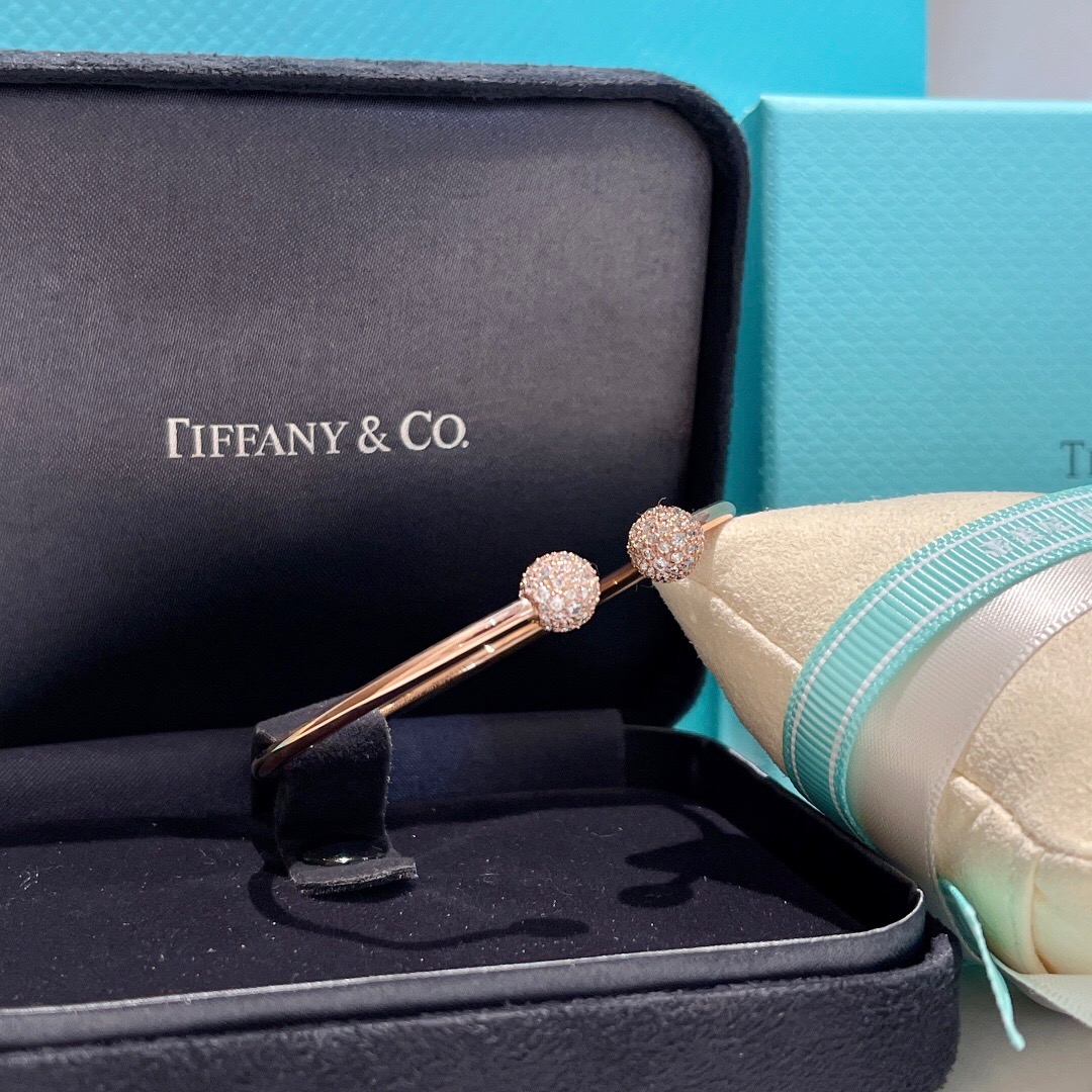 T*f*ny bracelet