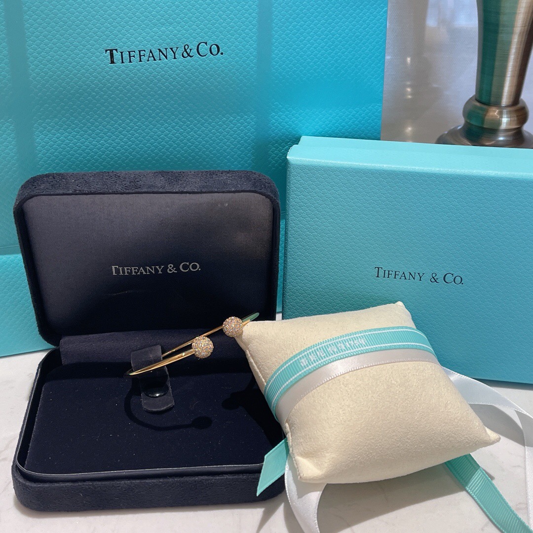 T*f*ny bracelet