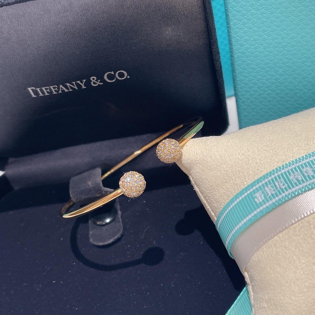 T*f*ny bracelet