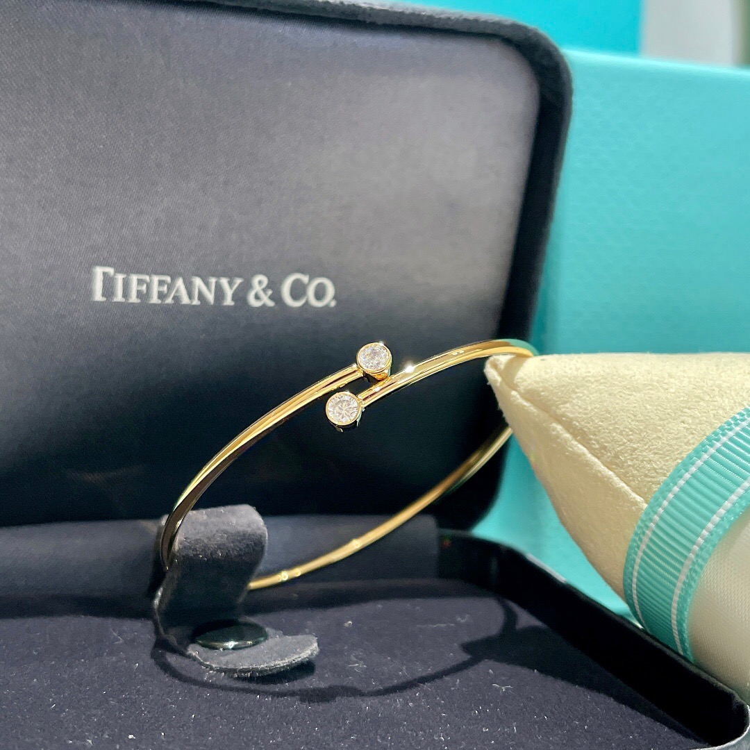 T*f*ny bracelet