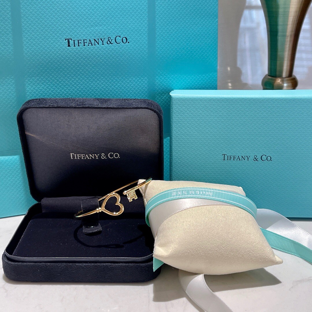 T*f*ny bracelet