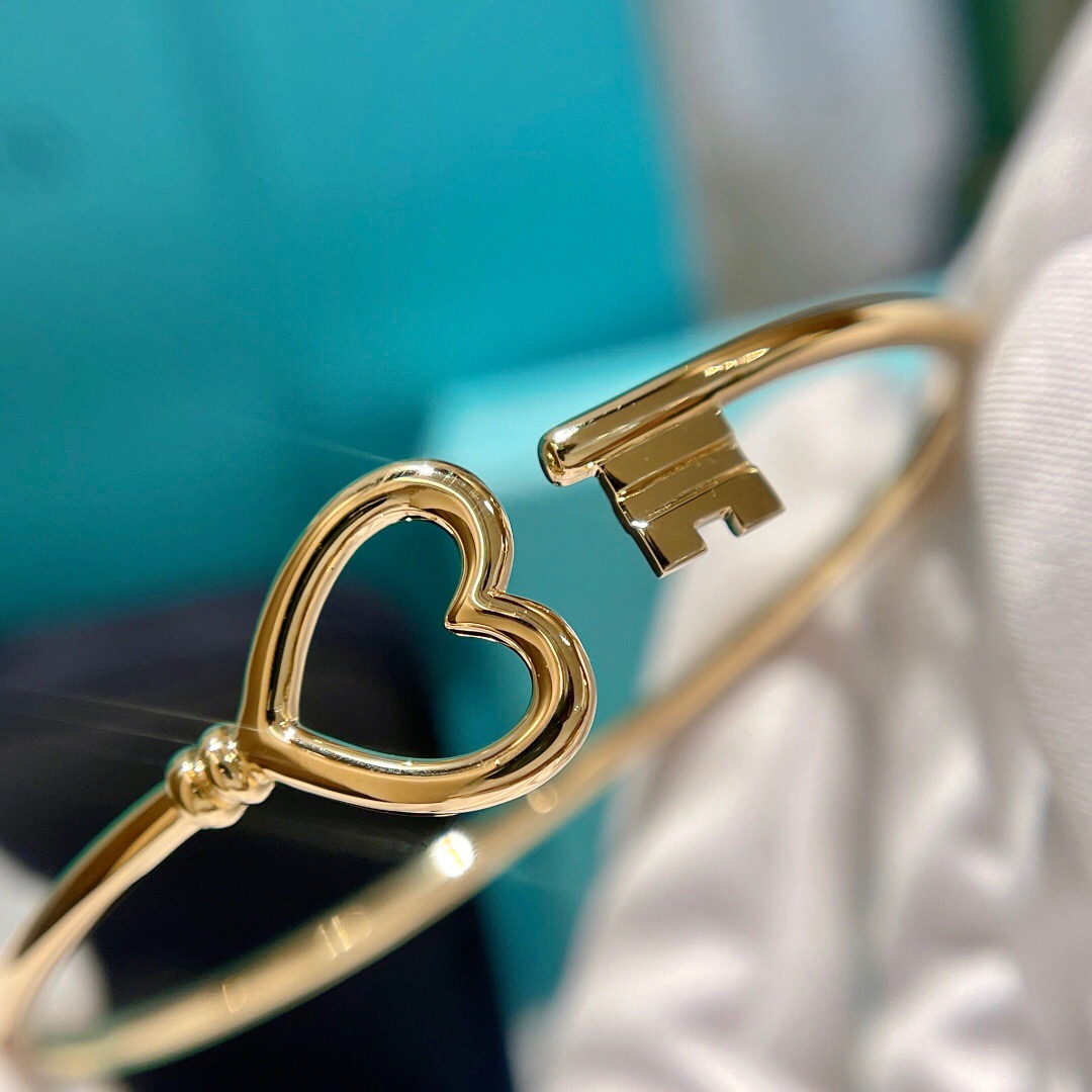 T*f*ny bracelet
