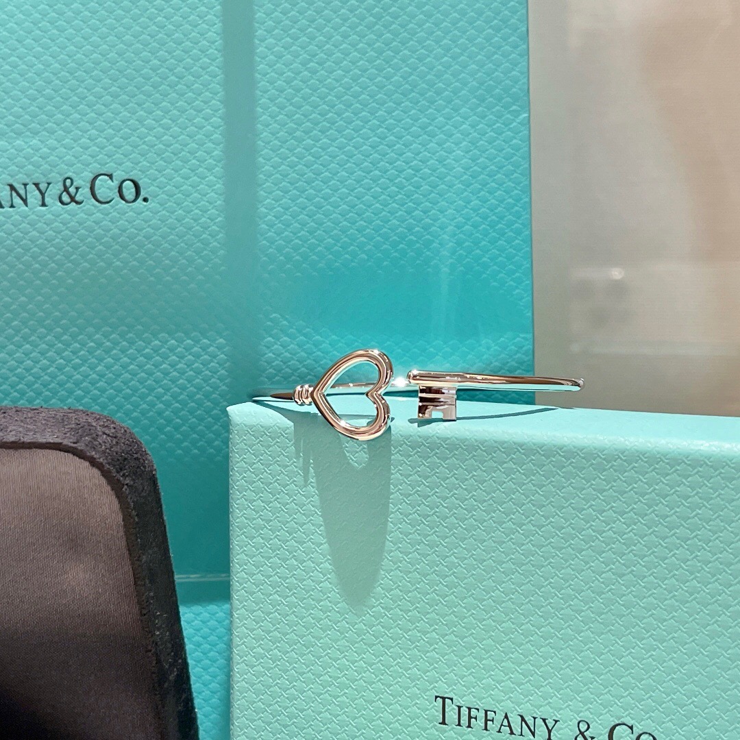 T*f*ny bracelet