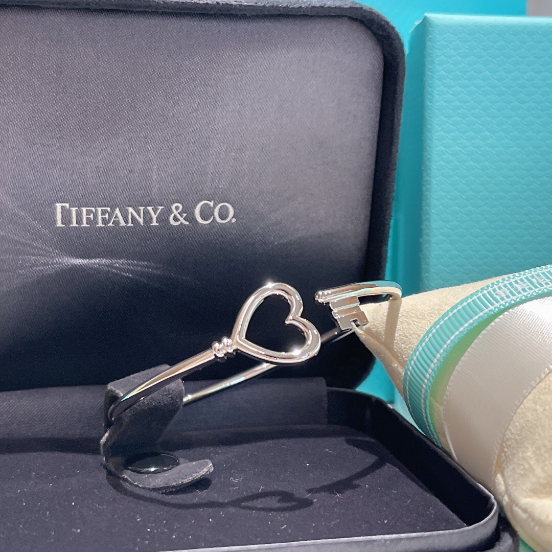 T*f*ny bracelet