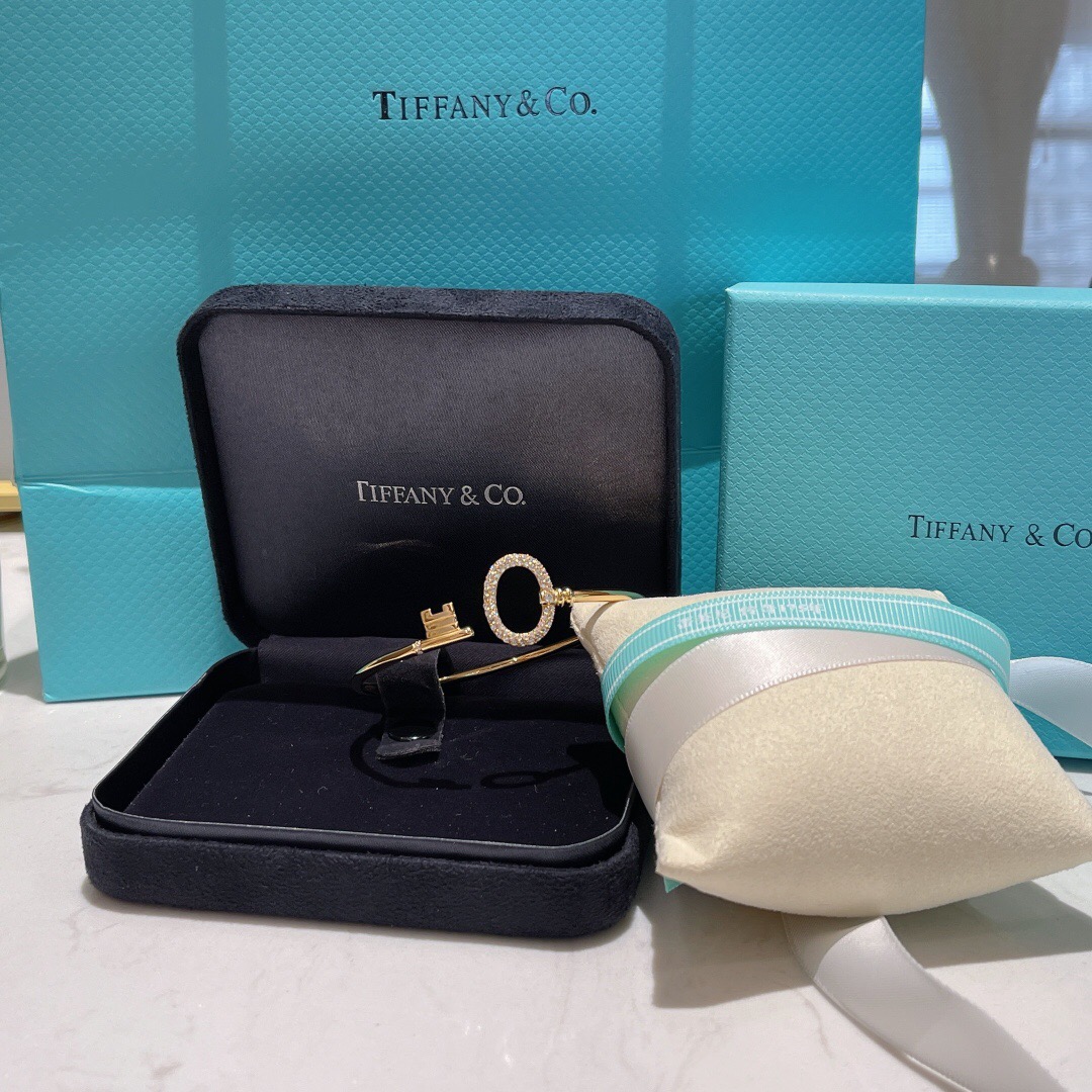 T*f*ny bracelet