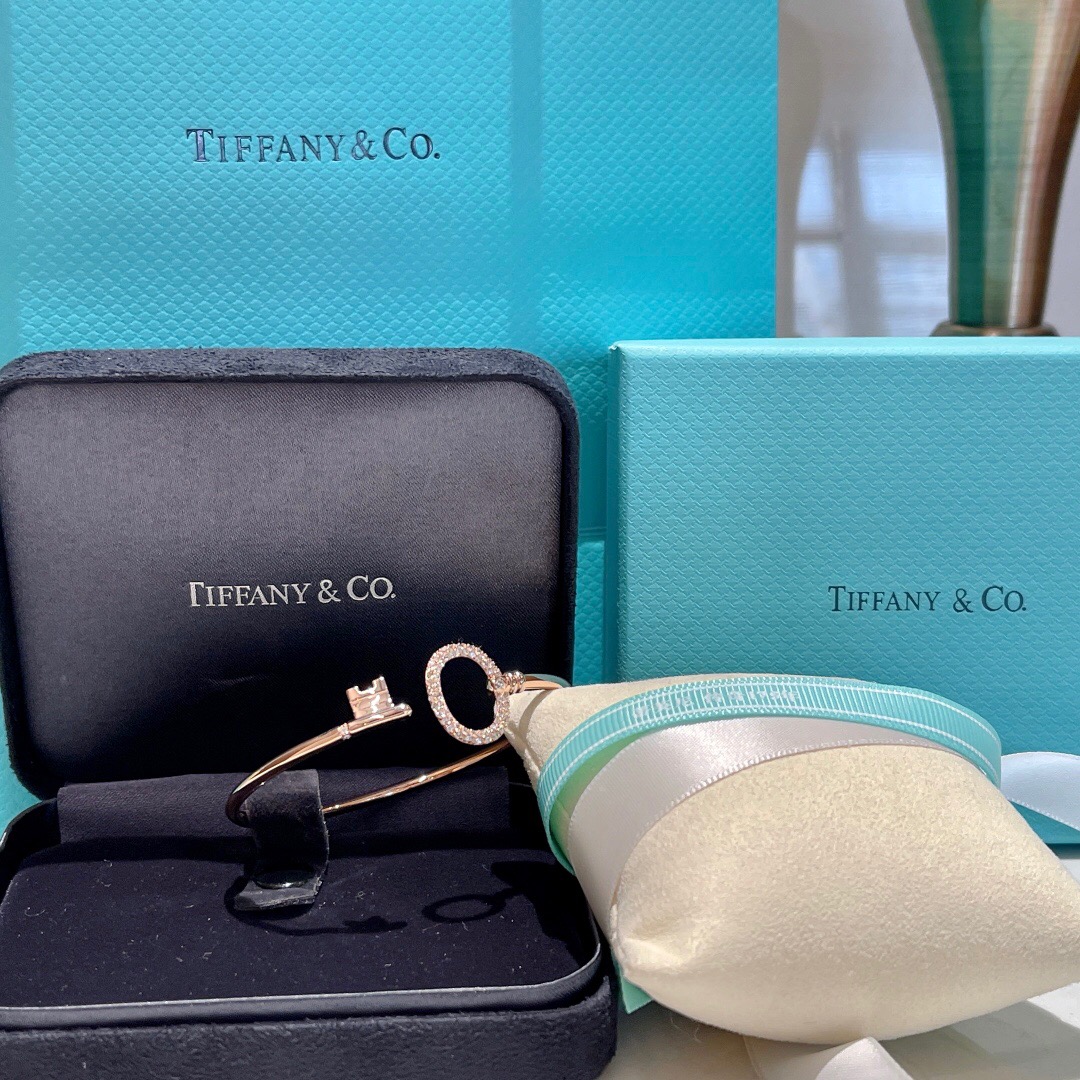 T*f*ny bracelet
