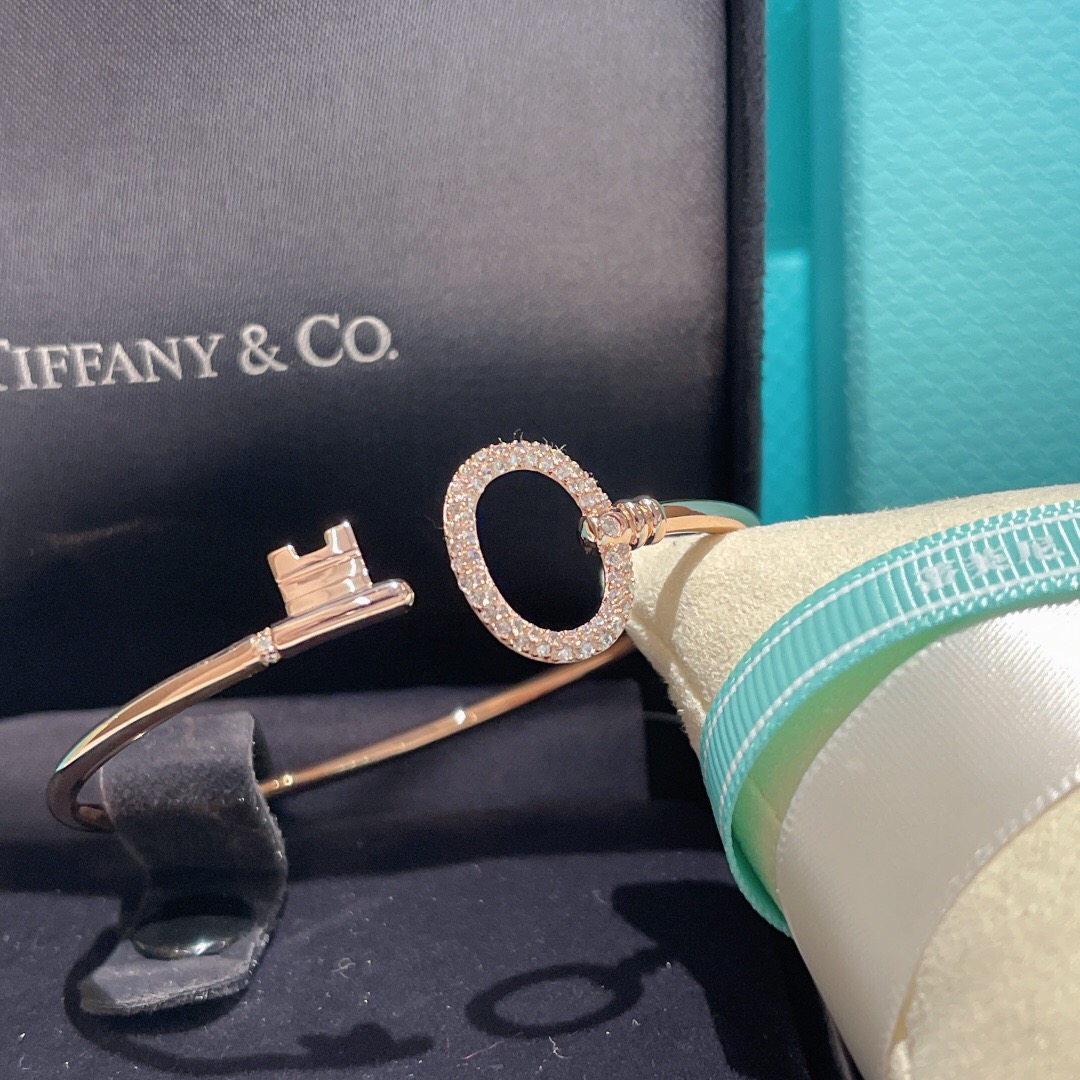 T*f*ny bracelet