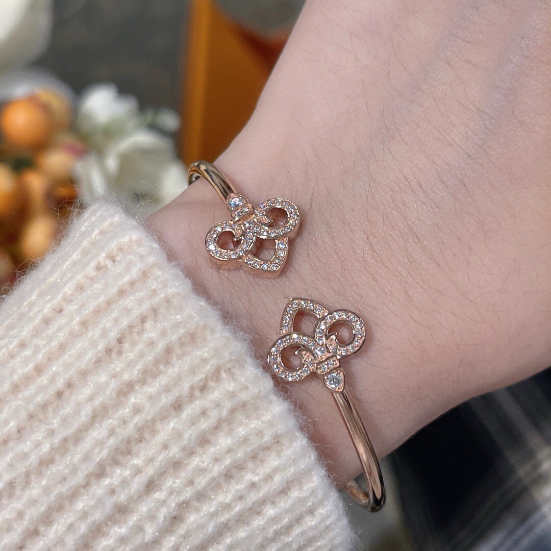 T*f*ny bracelet