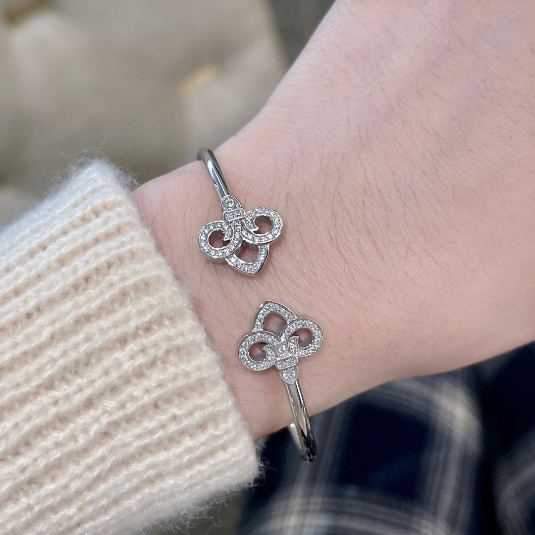 T*f*ny bracelet
