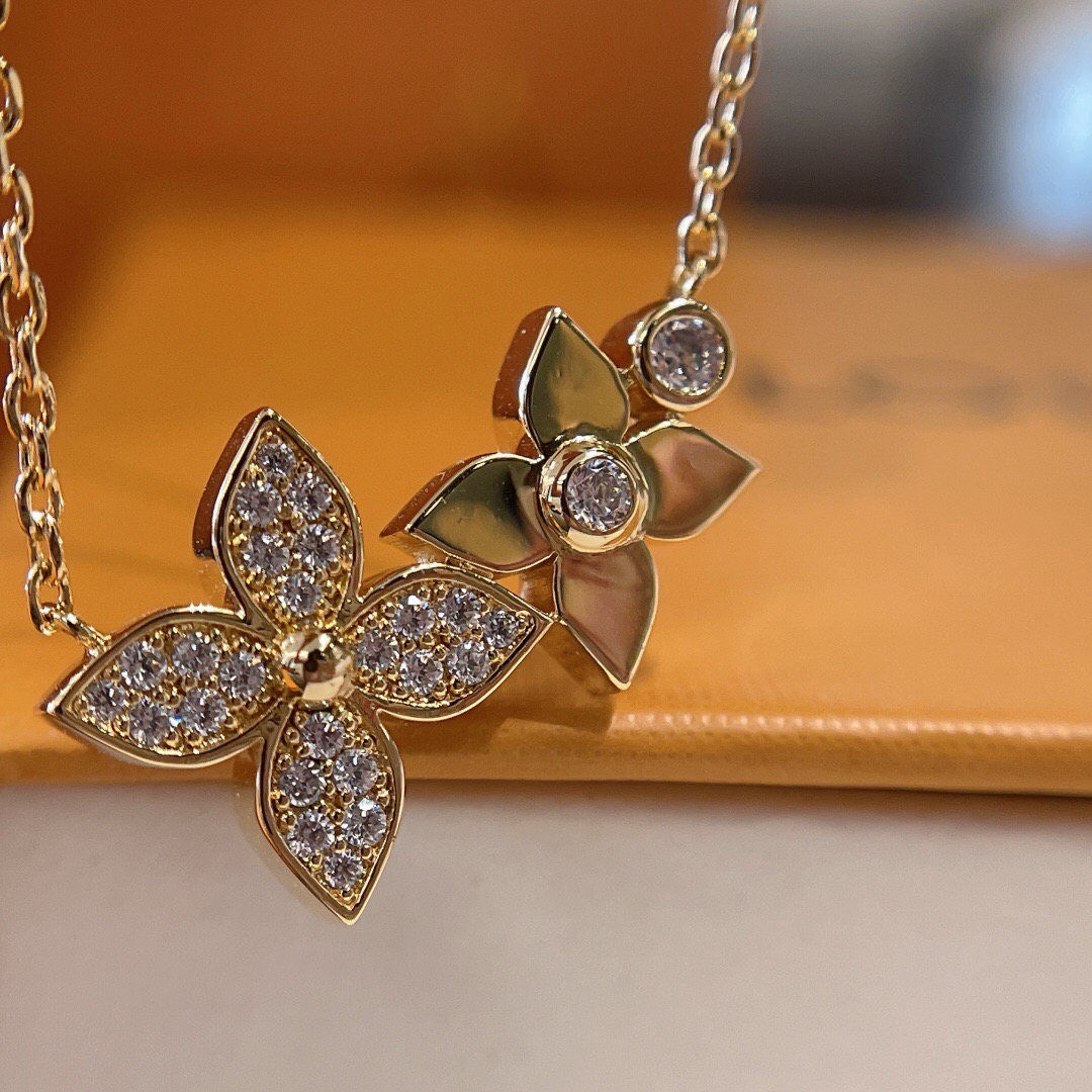 l**is V*t*n necklace