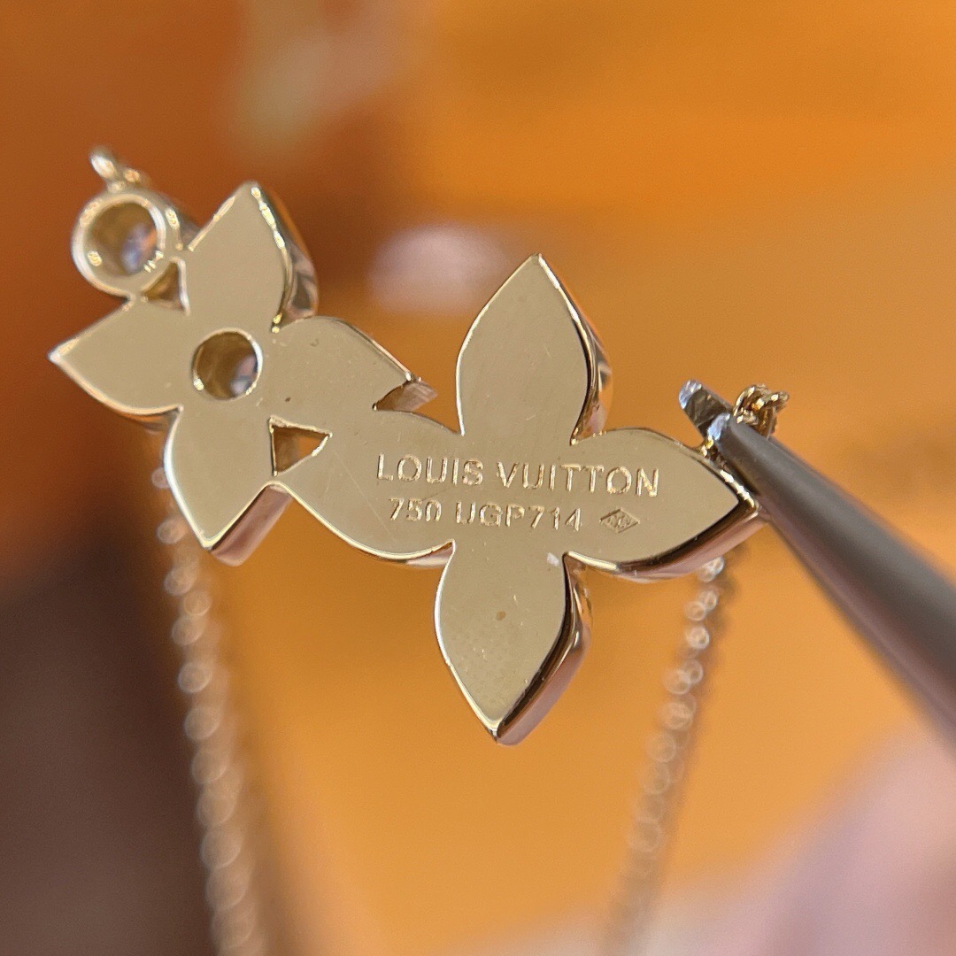 l**is V*t*n necklace