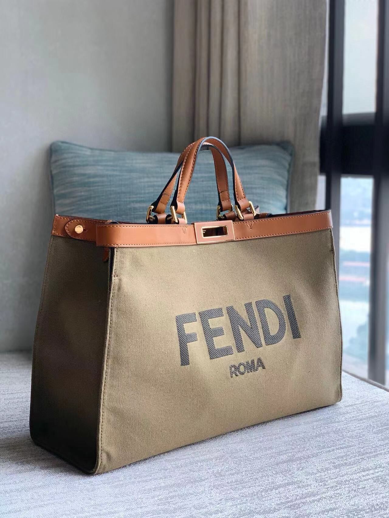 F**di tote