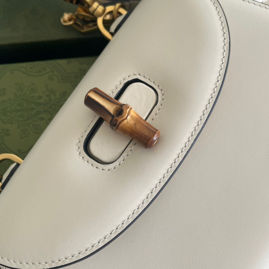 G*u*i bamboo handle bag
